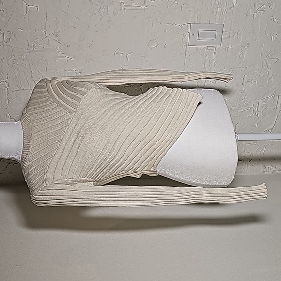 Le Lis Assymetrical Hem Sweater Top Ribbed Crop Round Neck Long Sleeve Cream XS - Picture 6 of 14